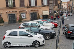 Le auto parcheggiate a piazza Fontana grande
