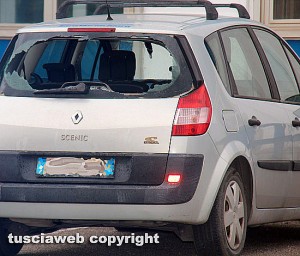 Viterbo - La Scenic con il lunotto sfondato da un colpo di pistola