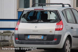 Viterbo - La Scenic con il lunotto sfondato da un colpo di pistola