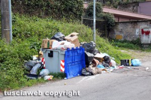 Viterbo - Cumuli di immondizia in strada Signorino