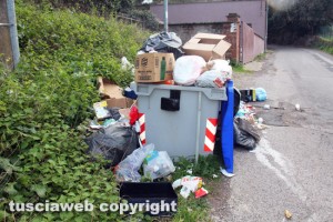 Viterbo - Cumuli di immondizia in strada Signorino