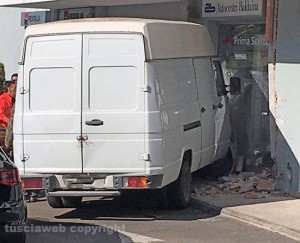 Viterbo - L'incidente alla rotatoria