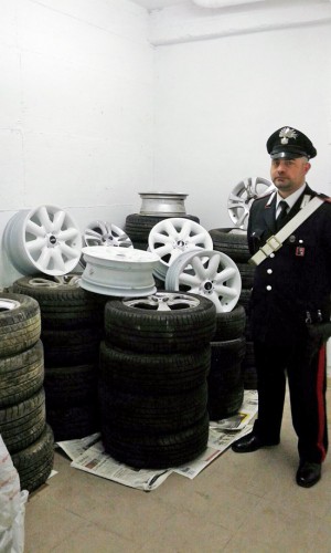 Sutri - Il materiale sequestrato da carabinieri 