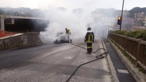 Vitorchiano - Auto in fiamme l'intervento dei vigili del fuoco