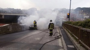 Vitorchiano - Auto in fiamme l'intervento dei vigili del fuoco