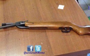 Roma - Giovane viterbese nasconde fucile sotto il giaccone e terrorizza la stazione di piazzale Flaminio - La carabina modello diana 