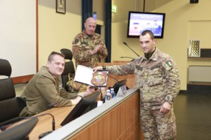 Gianfranco Paglia riceve lo stemma del corso dall'allievo maresciallo Sergio Agostinelli 