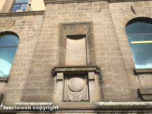 Viterbo - Via Ascenzi - Il palazzo delle poste - La nicchia dov'era la statua della pace