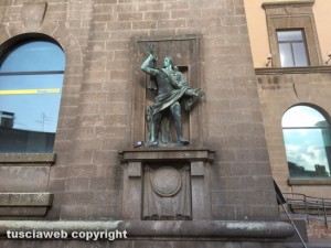 Viterbo - Via Ascenzi - Il palazzo delle poste - La statua della Folgore
