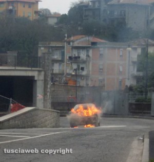 Auto in fiamme a Vitorchiano