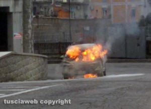 Auto in fiamme a Vitorchiano