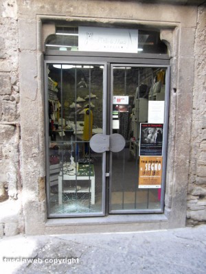 Viterbo - La vetrina rotta del negozio “L’Orlo di Munch”