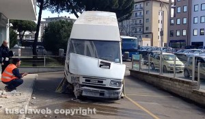 Viterbo - L'incidente alla rotatoria dell'Ipercoop