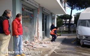 Viterbo - L'incidente alla rotatoria dell'Ipercoop