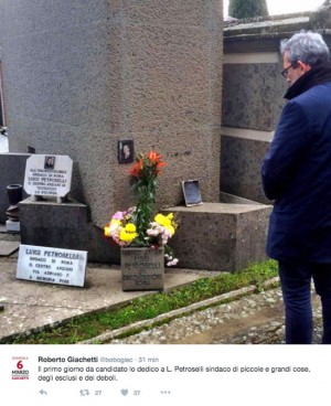 Viterbo - Roberto Giachetti al cimitero San Lazzaro davanti alla tomba di Petroselli