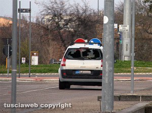 Viterbo - La Scenic con il lunotto sfondato da un colpo di pistola