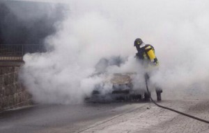 Un'auto in fiamme
