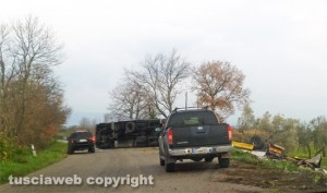 Camion si ribalta sulla Commenda