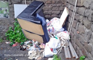 Viterbo - I rifiuti a via delle Fortezze