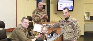Gianfranco Paglia riceve lo stemma del corso dall'allievo maresciallo Sergio Agostinelli