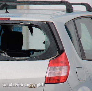 Viterbo - La Scenic con il lunotto sfondato da un colpo di pistola
