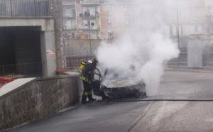 Vitorchiano - Auto in fiamme l'intervento dei vigili del fuoco
