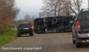 Camion si ribalta sulla Commenda