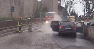 Vitorchiano - Auto in fiamme l'intervento dei vigili del fuoco