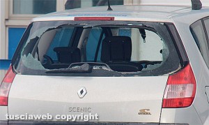 Viterbo - La Scenic con il lunotto sfondato da un colpo di pistola
