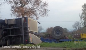Camion si ribalta sulla Commenda
