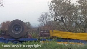 Camion si ribalta sulla Commenda