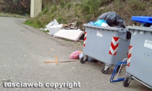 Viterbo - Immondizia vicino l'ospedale di Belcolle