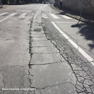 Viterbo - Buche e crateri in via della Pila