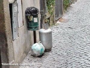 Viterbo - Via del Giglio - Una bombola tra i rifiuti