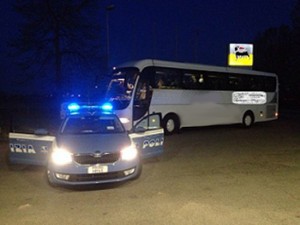 I controlli della polstrada ai bus turistici per le gite scolastiche
