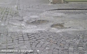 Viterbo - Buche tra via Matteotti e via San Luca