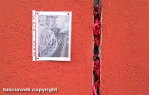 Viterbo - Carmine - Buste con escrementi di cane nel muro del campetto sportivo