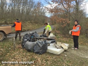 Soriano nel Cimino - Volontari al lavoro per togliere i rifiuti
