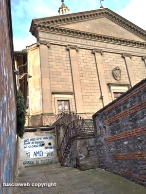 Viterbo - Scritte ai piedi della basilica di santa Rosa