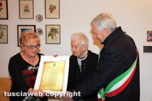 Viterbo - Giovanna Sapio compie 100 anni, gli auguri di Bizzarri e Michelini