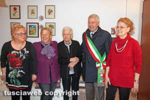 Viterbo - La neocentenaria Giovanna Sapio con i parenti e Bizzarri e Michelini