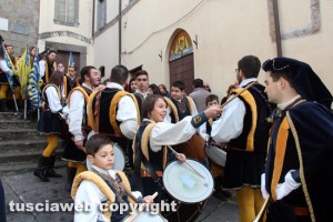 Viterbo - Transito di santa Rosa - Boccioli, rosine e sbandieratori in corteo