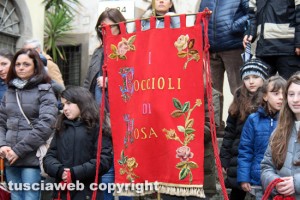 Viterbo - Transito di santa Rosa - Boccioli, rosine e sbandieratori in corteo