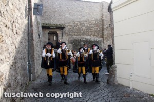 Viterbo - Transito di santa Rosa - Boccioli, rosine e sbandieratori in corteo