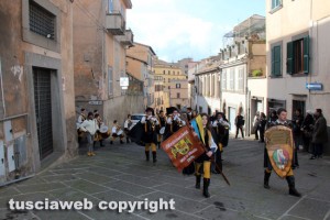 Viterbo - Transito di santa Rosa - Boccioli, rosine e sbandieratori in corteo