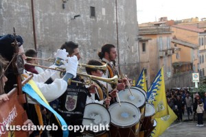 Viterbo - Transito di santa Rosa - Boccioli, rosine e sbandieratori in corteo