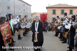 Viterbo - Transito di santa Rosa - Boccioli, rosine e sbandieratori in corteo