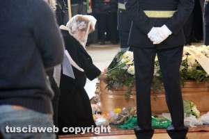 Roma - Funerali Scarascia Mugnozza, la mamma di Elisa piange sul feretro