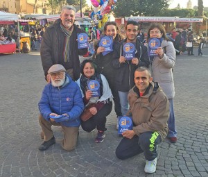 Alcuni volontari fanno volantinaggio