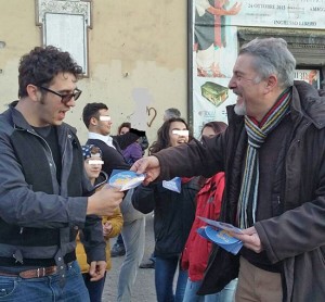 Silvano Olmi fa volantinaggio per il Sì al referendum